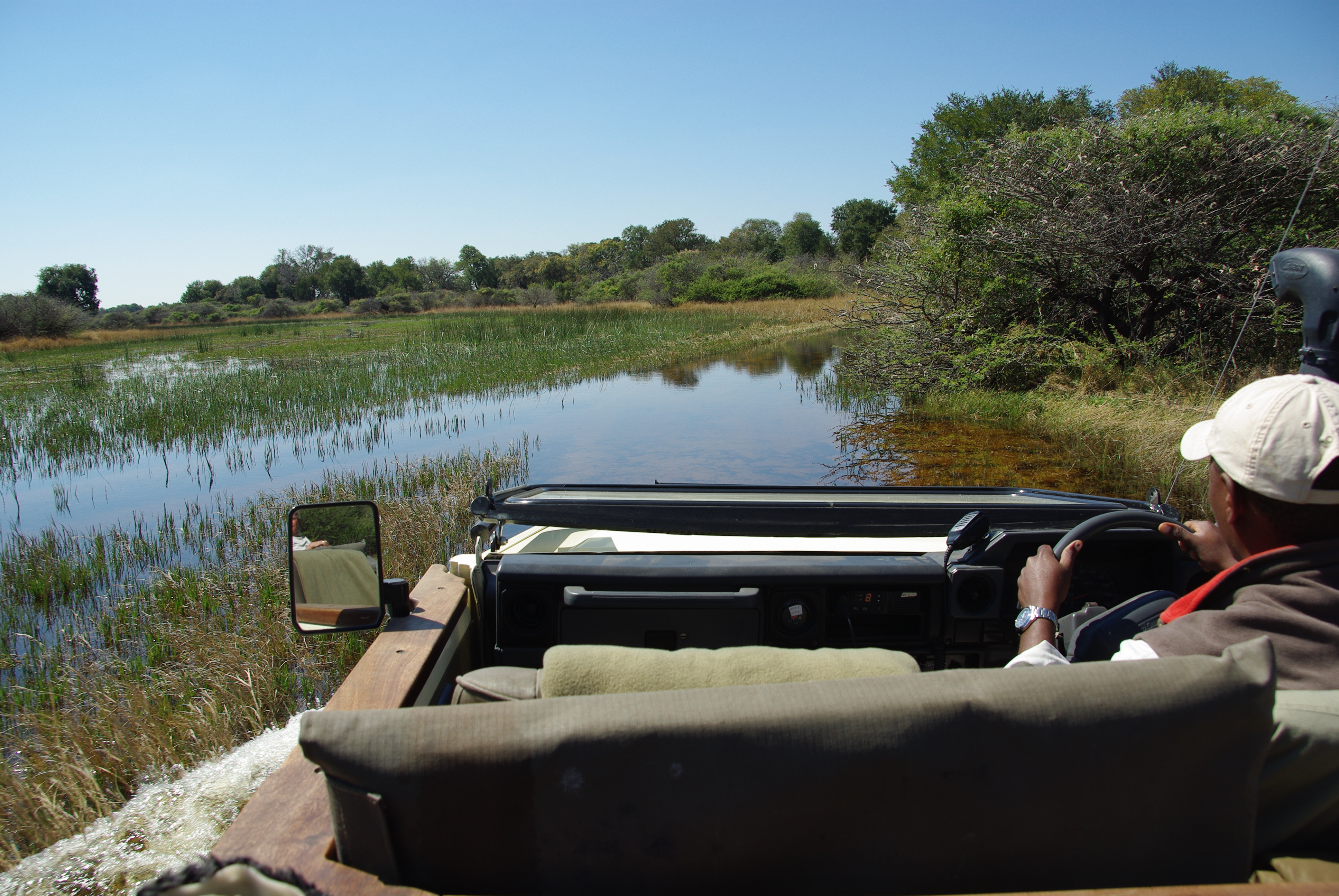 Traversée d'un marécage en Land-rover, Shinde concession, Botswana.